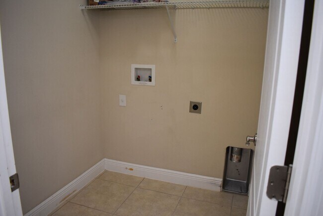 Building Photo - 5060 Creekside Park Ave