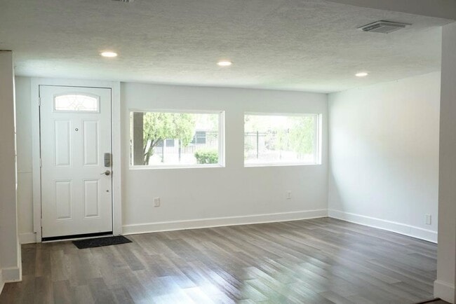Building Photo - 5010 Malmedy Rd