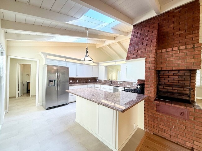 Building Photo - Beautiful 3BR/3BA Point Loma Home with Vaulted Ceilings & Central AC