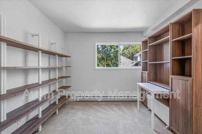 Building Photo - 4 Touchstone Dr