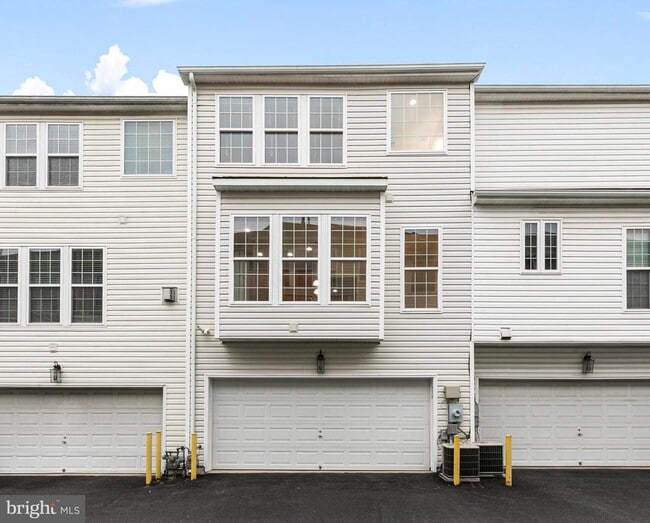 Building Photo - 5036 Greenhouse Terrace