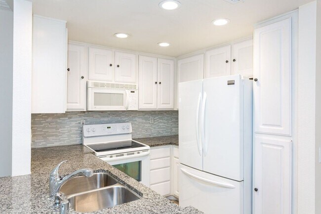 Building Photo - Corner condo in the highly desirable River Colony community!