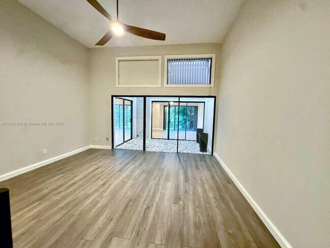 Building Photo - 2753 Parkview Dr S