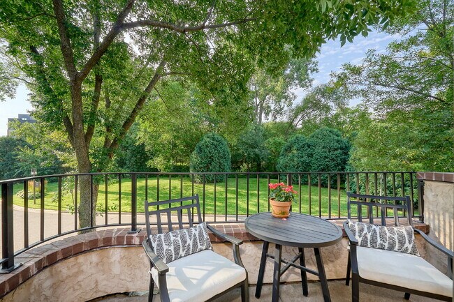 Building Photo - "Charming 3-Bed Townhouse with Scenic View...