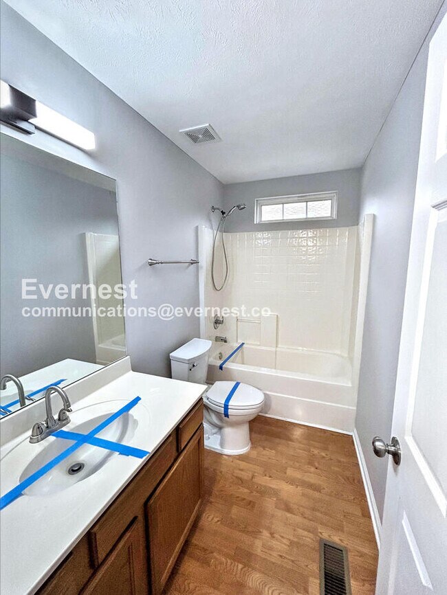 Building Photo - 1808 Lakewood Village Dr