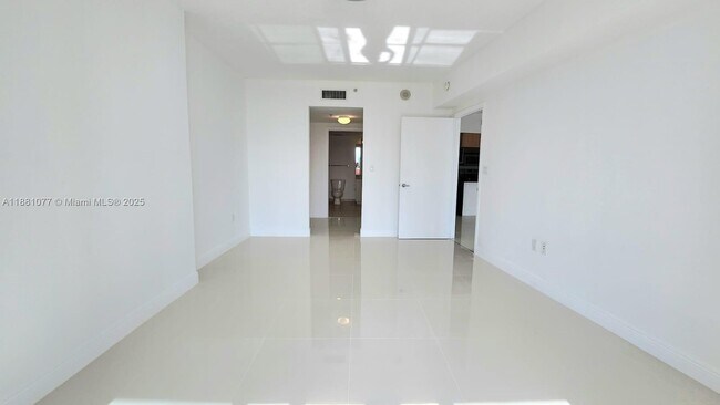 Building Photo - 1750 N Bayshore Dr