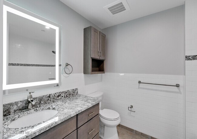 Building Photo - 25 Lawrence St