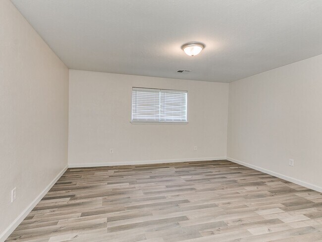 Building Photo - 4 Bedroom/2 Bath home with fenced yard.