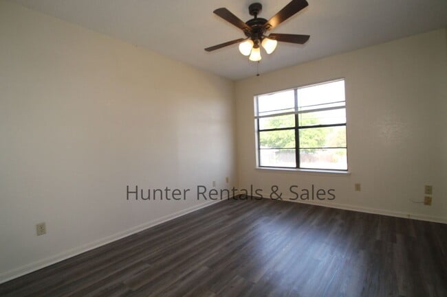 Building Photo - Updated 2-Bedroom Townhome with Modern Fin...