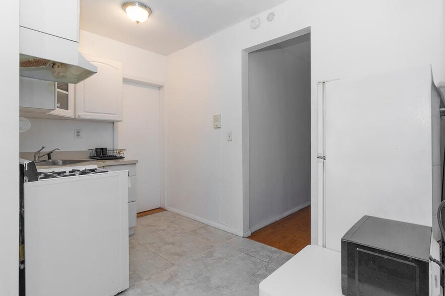 Building Photo - 248 E 91st St