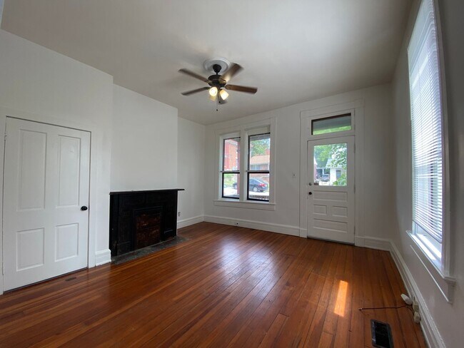 Building Photo - 451 Warner St