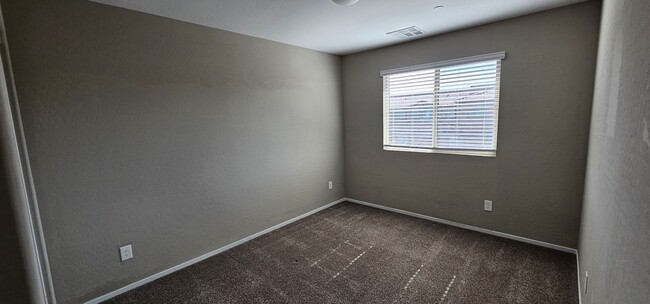 Building Photo - Gorgeous Town Home  Summerlin In Santa Ros...