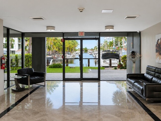 Building Photo - 4800 Bayview Dr