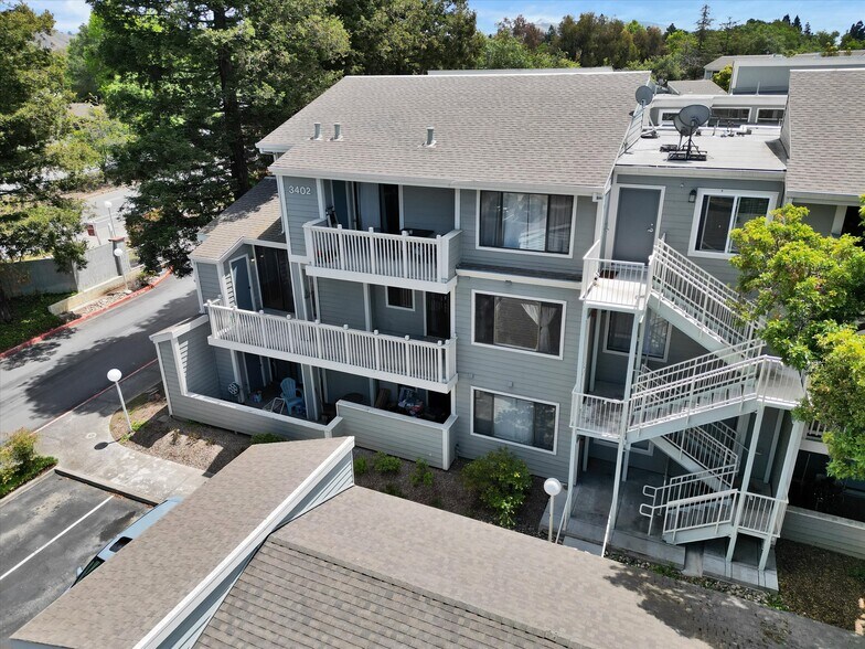 Building Photo - 3402 Pinewood Terrace