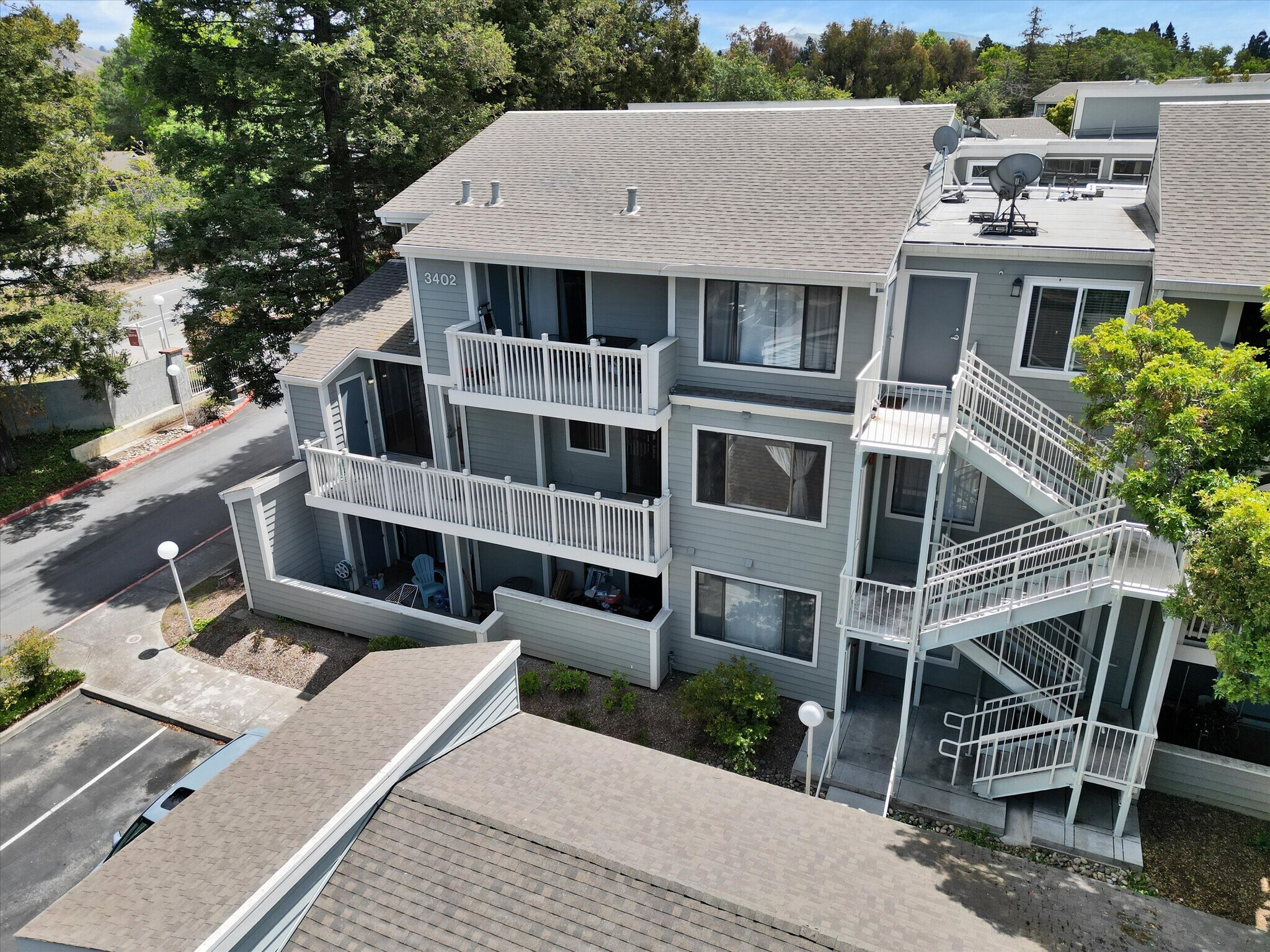 Building Photo - 3402 Pinewood Terrace