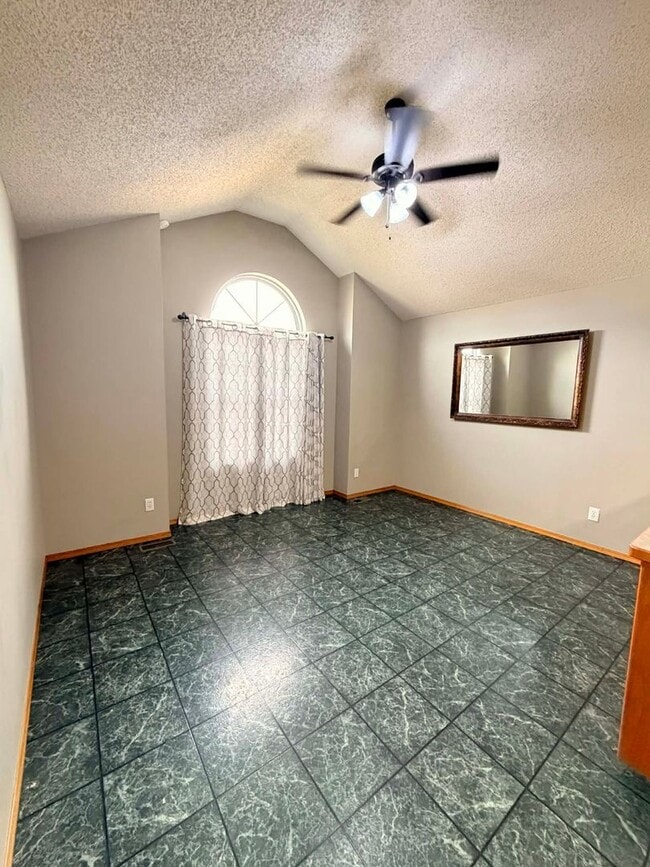 Building Photo - Beautiful 3 bedroom / 2 bathroom home withe fenced in yard in Webb City MO!!!!