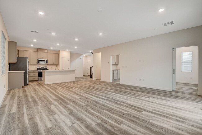 Building Photo - Spacious 3-Bed Summerlin Home with Den, Lo...