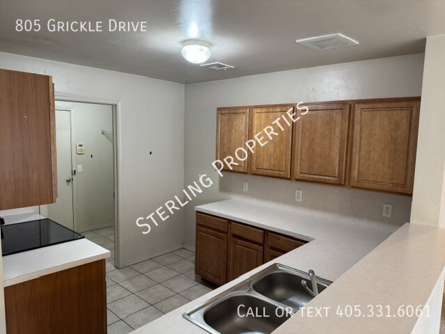 Building Photo - 805 Grickle Dr