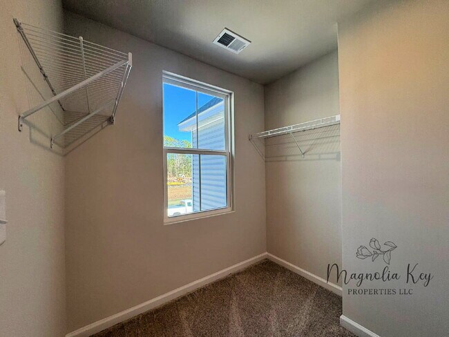 Building Photo - New 3 bed 2.5 bath Townhouse in Forestbrook