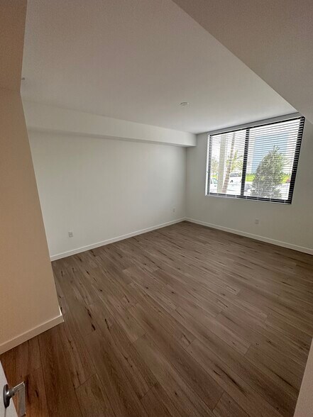 Building Photo - 6976 W 4th Way