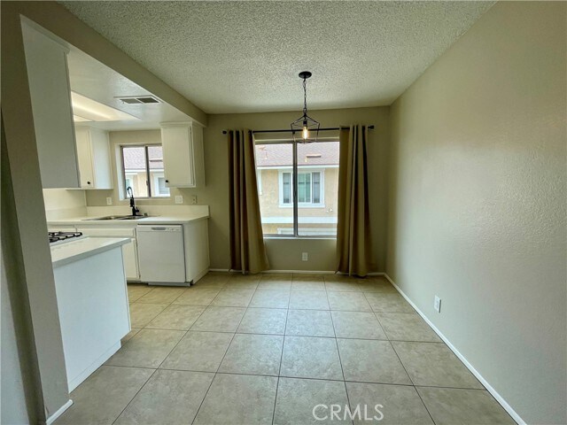 Building Photo - 326 W 9th St