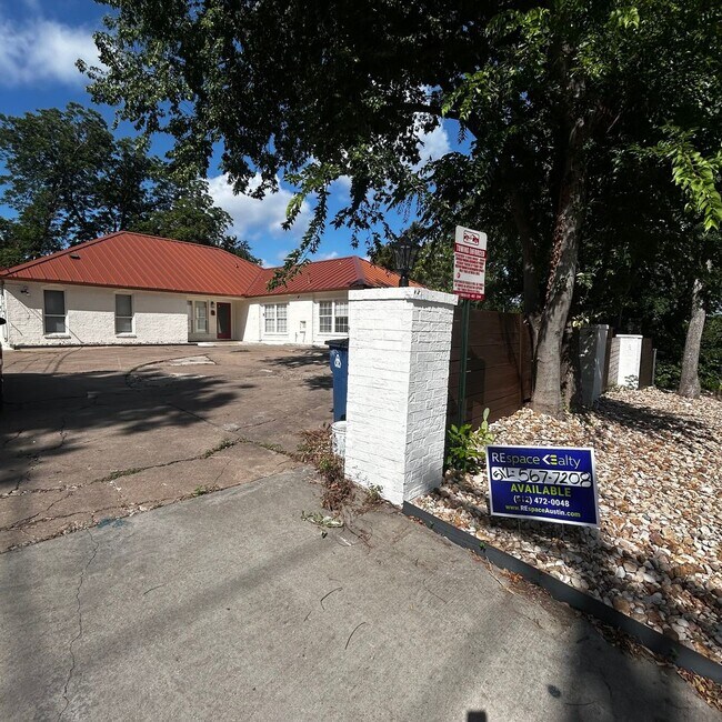 Building Photo - What a deal! a 3 bed house 5 min from DT a...