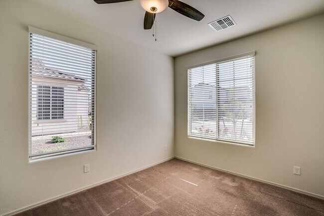 Building Photo - Charming 4-bed, 3.5 bath home with full SOLAR at Trailside community on Happy Valley in North Peoria