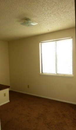 Building Photo - COZY END UNIT TOWN-HOME IN LONGMONT AVAILA...
