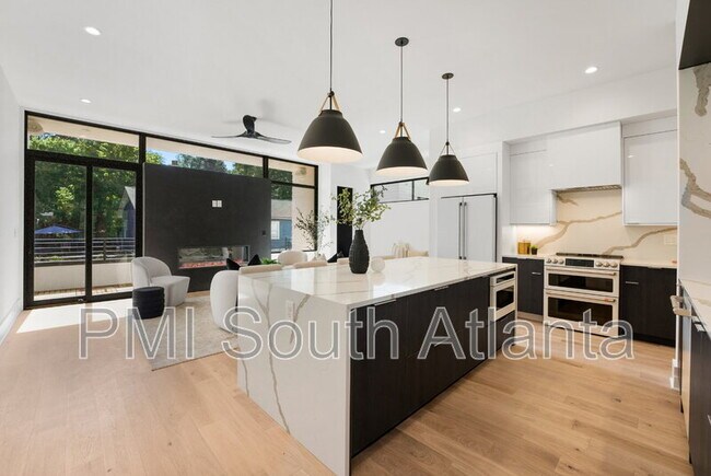 Building Photo - 194 E Lake Terrace SE