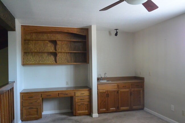 Building Photo - 1933 S Royal Oaks Dr