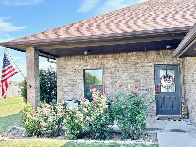 Building Photo - 8470 SW Sun Valley Dr