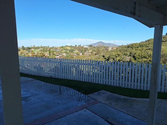 Building Photo - 954 Surrey Dr