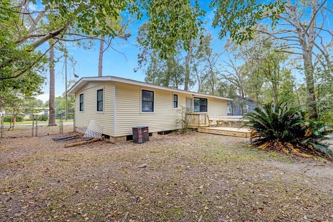 Building Photo - 3 bed 2 Bath house with fenced-in yard on Pepper dr! Available now!