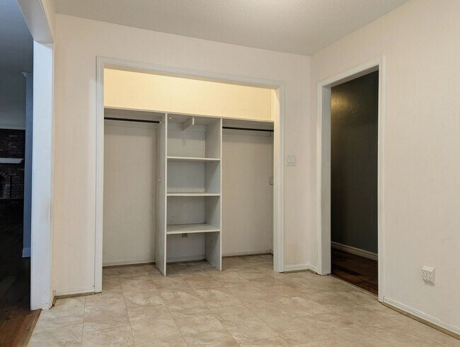 Building Photo - Spacious 4-Bed Home in Bethany with Solar Panels!