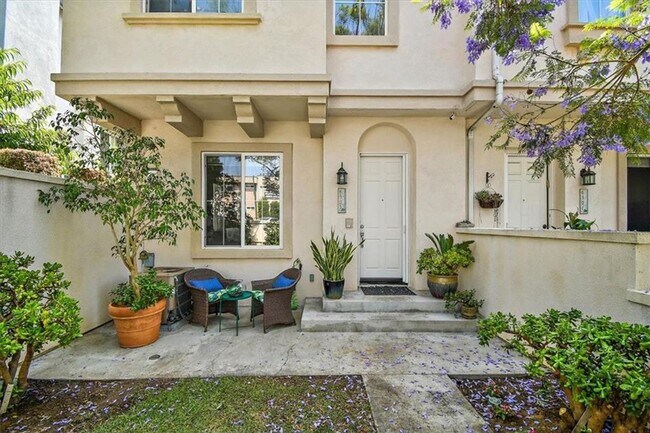 Building Photo - 3 Bedroom + Bonus Room End Unit Townhome