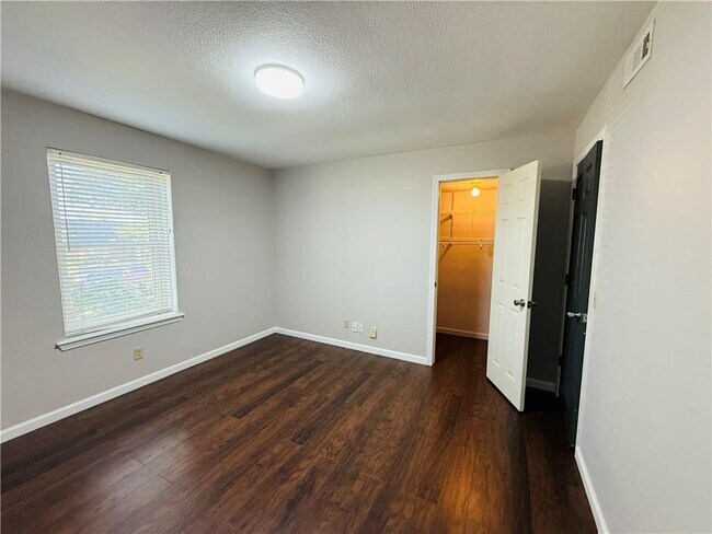 Building Photo - 2714 W Fir St