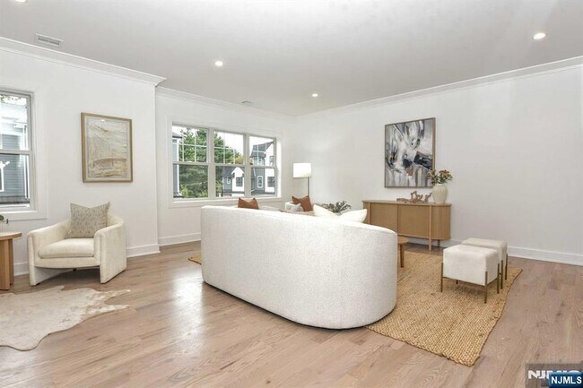 Building Photo - 120 Collignon Way