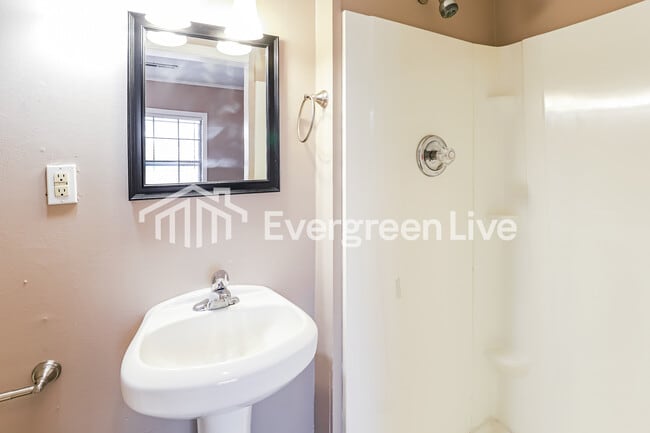 Building Photo - 6629 Parkview Ave