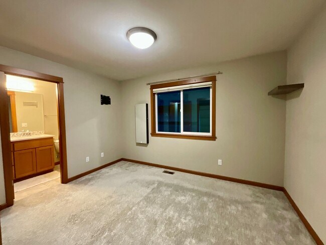 Building Photo - Beautiful 3 Bedroom Townhouse in Everett