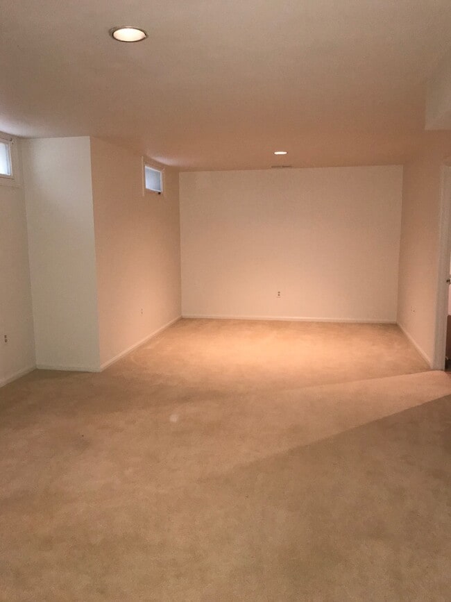 Building Photo - NICE SINGLE FAMILY HOME WITH 1 CAR GARAGE
