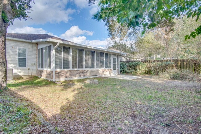 Building Photo - Spacious 3BR with Sunroom & Eat-In Kitchen – Holsberry Estates-Military Special: ½ OFF Security D...