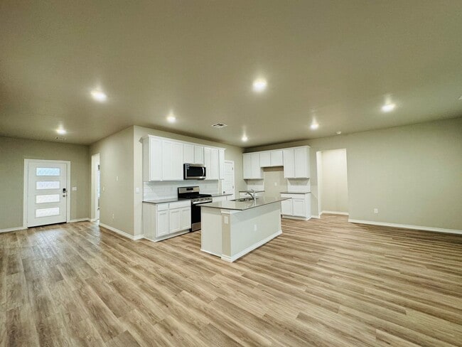 Building Photo - Deer Creek Schools + 4 Bedrooms + Newer Home in The Falling Springs Addition