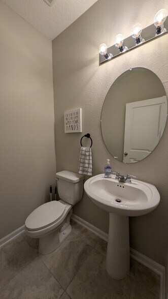 Building Photo - 2127 Sweet Pine Ct
