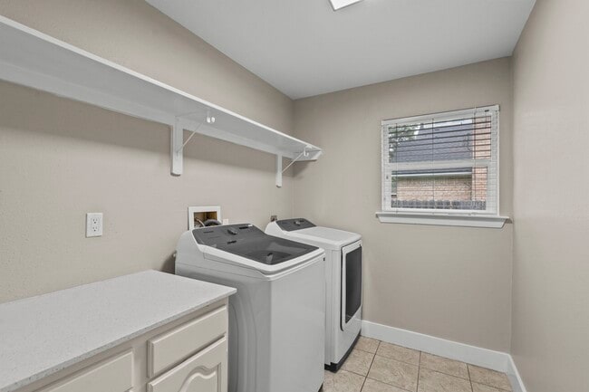 Building Photo - 1107 Londonderry Ave