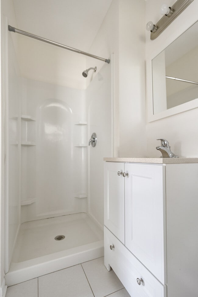 Building Photo - 635 Love St