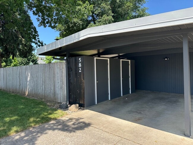 Building Photo - Beautifully updated 2 bedroom 1 bath duple...