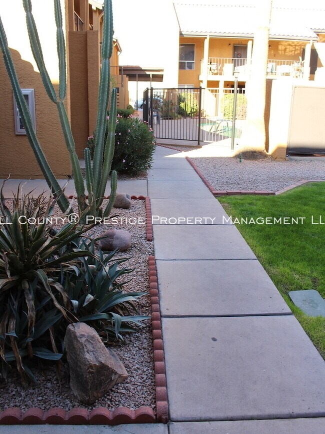 Building Photo - 1831 W Mulberry Dr