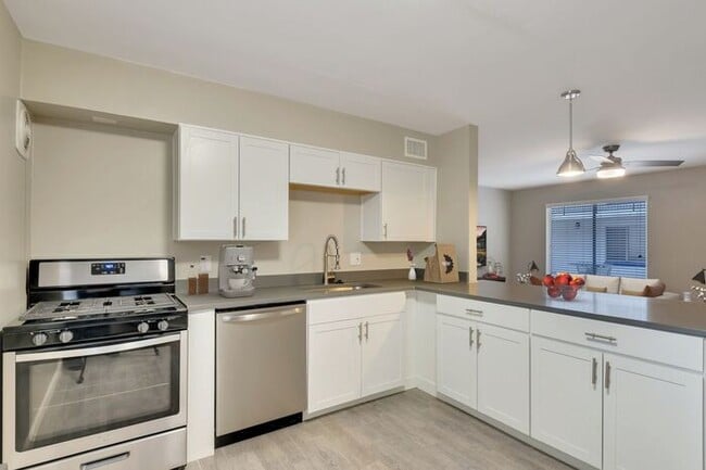 Building Photo - 6 WEEKS FREE RENT ON A 12 MONTH LEASE ! ON...