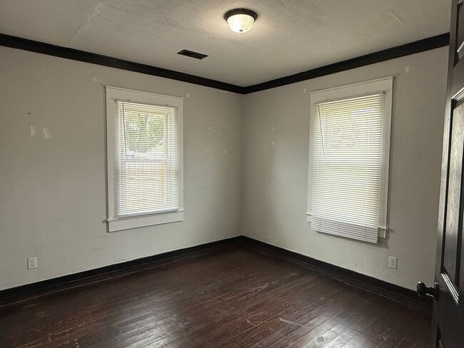 Building Photo - **1/2 OFF 1st Month Rent- 2 bedroom 1 bath...