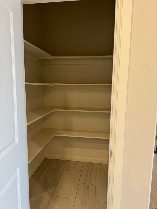 Building Photo - 3 Bed 2 bath with an office in The Enclave